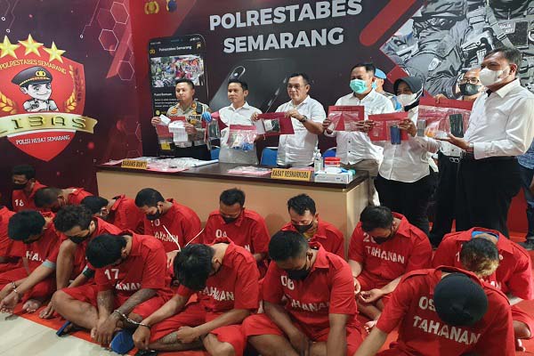 Kasat Narkoba Polrestabes Semarang, AKBP Edy Sulistyanto (ketiga dari kiri) menunjukkan barang bukti narkoba yang berhasil disita, dalam gelar perkara di Mapolrestabes Kota Semarang, Selasa (16/8/2022). (Solopos.com-Ponco Wiyono)