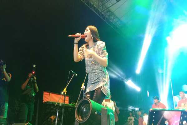 Penyanyi dangdut Nella Kharisma menghibur ribuan warga Karanganyar di Alun-Alun Karanganyar, Jumat (19/8/2022) malam. (Solopos.com/Akhmad Ludiyanto)
