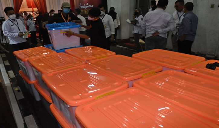 Sejumlah kader Partai Pergerakan Kebangkitan Desa (Perkasa) memindahkan kontainer-kontainer berisi berkas fisik pendaftaran sebagai partai politik calon peserta Pemilu 2024 di Kantor KPU, Jakarta, Minggu (14/8/2022). Pendaftaran partai politik sebagai calon peserta Pemilu 2024 ditutup pada Minggu malam ini dan KPU menegaskan tidak akan memperpanjang masa pendaftaran tersebut. (Solopos.com/Antara)