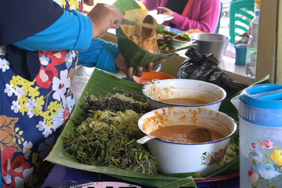 Warung Pecel Pojok yang telah 55 tahun berdiri di Jl HOS Cokroaminoto, Madiun