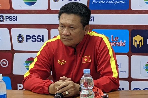 Pelatih Timnas U-16 Vietnam, Nguyen Quoc Tuan, memberikan keterangan kepada pewarta dalam konferensi pers sebelum laga final Piala AFF U-16 2022 kontra Indonesia di Sleman, Kamis (11/8/2022). Pertandingan puncak itu akan digelar di Stadion Maguwoharjo, Sleman, Jumat (12/8/2022). (Antara/Michael Siahaan)