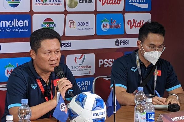 Pelatih Timnas U-16 Vietnam, Nguyen Quoc Tuan (kiri), memberikan pernyataan kepada media seusai memimpin skuadnya menghadapi Thailand pada laga semifinal Piala AFF U-16 2022 di Stadion Maguwoharjo, Sleman, Rabu (10/8/2022). (Antara/Michael Siahaan)