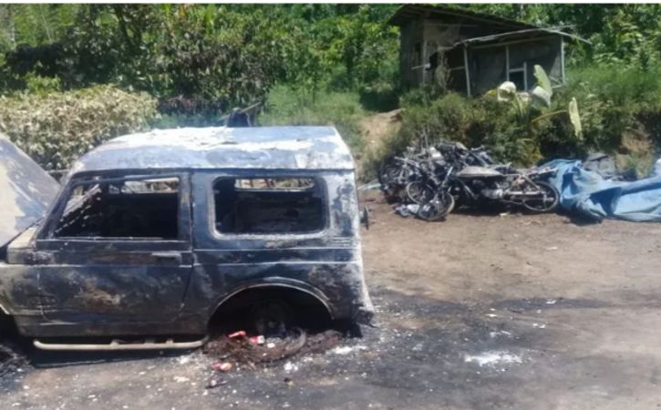 Salah satu mobil yang dirusak oleh sekelompok orang tidak dikenal di Desa Mulyorejo, Kecamatan Silo, Kabupaten Jember. (ANTARA/HO-Medsos)