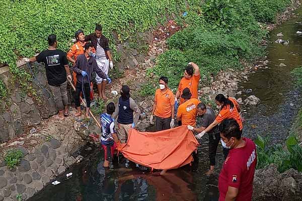 Tim Inafis Polrestabes Semarang melakukan olah TKP penemuan mayat laki-laki di saluran air Jalan Sriwijaya, Kamis (11/8/2022). (Solopos.com-Adhik Kurniawan)
