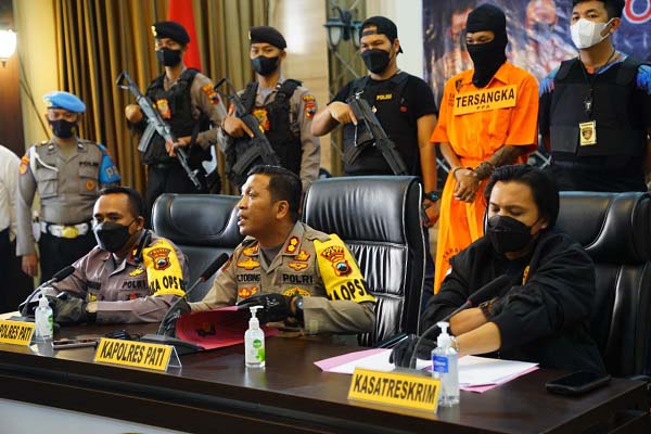 Kapolres Pati, AKBP Christian Tobing (duduk tengah), saat menggelar konferensi pers terkait kasus penyekapan dan pemerkosaan siswi SMP di Mapolres Pati, Senin (15/8/2022). (Solopos.com-Humas Polda Jateng)