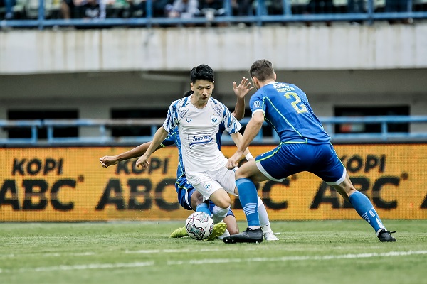 Pemain PSIS Semarang, Taisei Marukawa, berusaha lepas dari kawalan pemain Persib dalam laga di Stadion GBLA, Bandung, Sabtu (13/8/2022). (Solopos.com-MO PSIS)