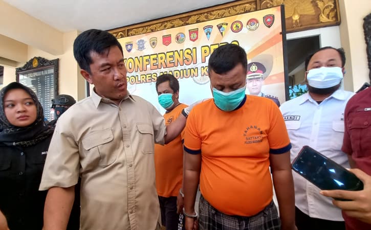 Kasatreskrim Polres Madiun Kota, AKP Tatar Hernawan, menanyai pilot gadungan yang tipu seorang wanita saat rilis di Mapolres setempat, Selasa (9/8/2022). (Abdul Jalil/Solopos.com)