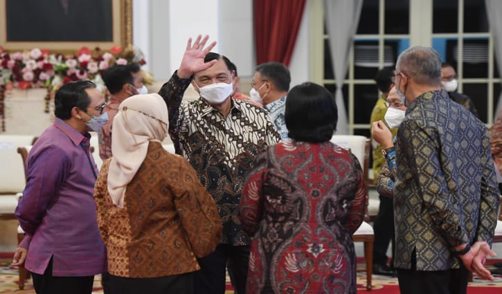 Menko Maritim dan Investasi Luhut Binsar Pandjaitan (tengah) berbincang dengan peserta Rapat Koordinasi Nasional (Rakornas) Pengendalian Inflasi tahun 2022 di Istana Negara, Jakarta, Kamis (18/8/2022). Dalam Rakornas tersebut Gubernur Bank Indonesia (BI) Perry Warjiyo memperkirakan inflasi bisa berisiko lebih tinggi dari batas atas sasaran 3 persen, plus minus 1 persen hingga akhir tahun yang disebabkan oleh masih tingginya harga pangan dan energi global, gangguan cuaca, serta kesenjangan pasokan antarwaktu dan antardaerah. (Solopos.com/Antara)