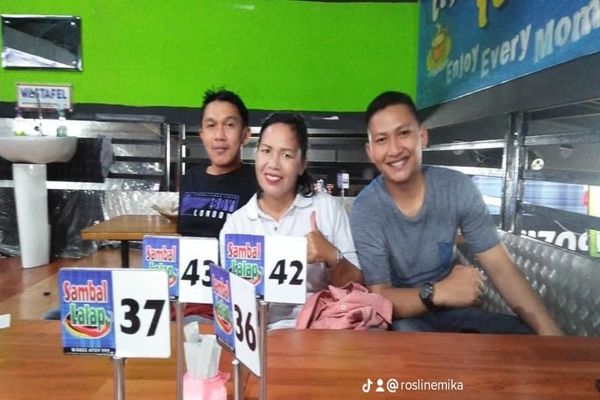 Brigadir J semasa hidup (kanan) bersama bibinya, Roslin Simanjuntak dalam salah satu kesempatan. (Facebook Roslin Emika)