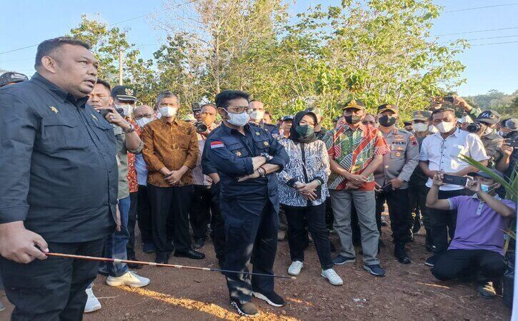 Menteri Pertanian (Mentan) Syahrul Yasin Limpo (depan, dua dari kiri) saat meninjau lokasi penanaman kelapa genjah di Dukuh Samin, Desa Sanggang, Bulu, Sukoharjo, Jumat (5/8/2022). (Solopos.com/ Magdalena Naviriana Putri).