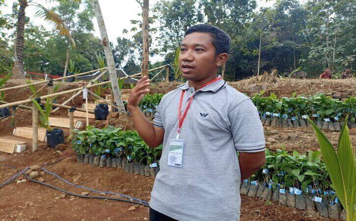 Petani milenial Desa Sanggang, Bulu, Sukoharjo, Janu Hari Setiawan, usai mengikuti penanaman kelapa genjah di Desa Sanggang, Bulu, Sukoharjo, Kamis (11/8/2022). (Solopos.com/Magdalena Naviriana Putri ).