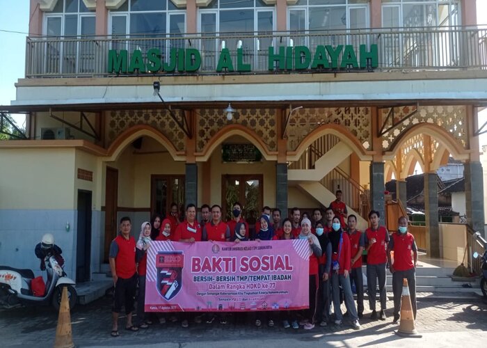 Kantor Imigrasi Kelas I TPI Surakarta mengadakan bakti sosial dalam bentuk kegiatan bersih-bersih masjid. (Istimewa)