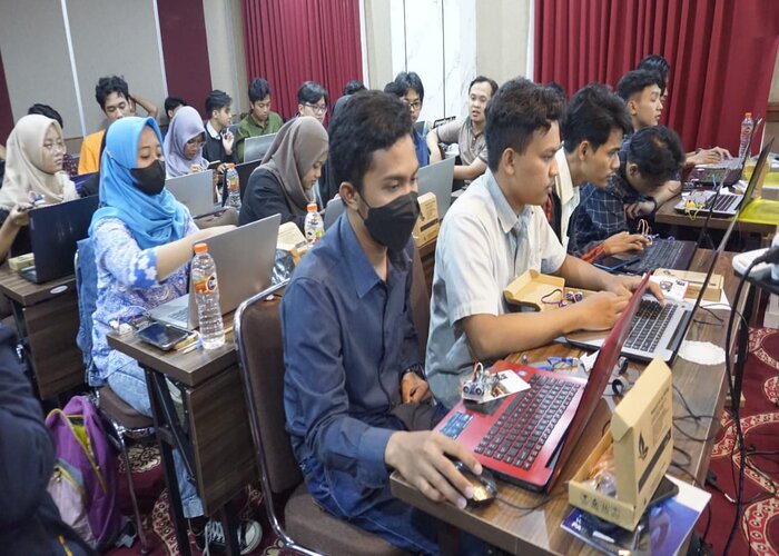 UDB Solo Tingkatkan Kompetensi Mahasiswa di Bidang IoT, Begini Caranya