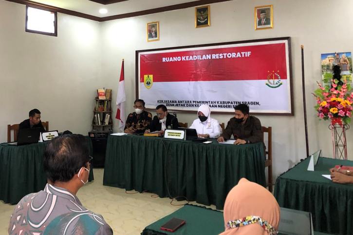 Kajari Sragen, Evy Syarifah, memimpin penyelesaian sengketa tanah waris di Rumah Keadilan Restoratif dan Rumah Pelayanan Hukum Gratis Desa Jetak, Kecamatan Sidoharjo, Kabupaten Sragen pada Kamis (4/8/2022). (Solopos.com/Galih Aprilia Wibowo)