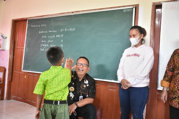 Sedih! Tidak Punya Seragam, Gibran Enggan Masuk Sekolah