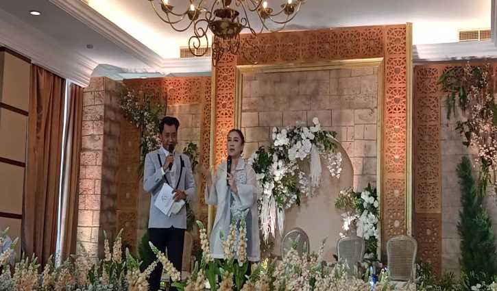 General Manager The Sunan Hotel Solo, Retno Wulandari (kanan), memberikan keterangan dalam peluncuran paket pernikahan It’s My Dream, Kamis (11/8/2022). (Solopos.com/Bayu Jatmiko Adi)