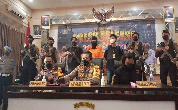 Tersangka pemerkosaan remaja SMP budak seks di Pati saat digelandang di Mapolres Pati. (Murianews/Umar Hanafi)