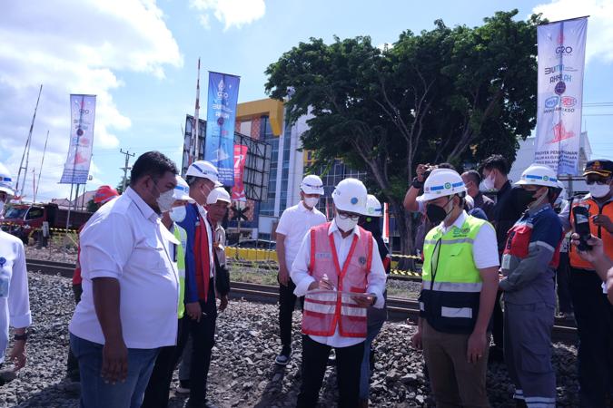 Menteri Perhubungan Budi Karya Sumadi mengecek lokasi pembangunan rel layang di Simpang Joglo, Banjarsari, Solo, Minggu (7/8/2022). (Solopos/Wahyu Prakoso)