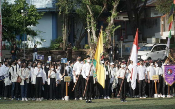 Mahasiswa baru UKSW peserta OMB saat mengikuti Opening Ceremony di Lapangan Sepak Bola, Senin (15/8/2022).(Istimewa)