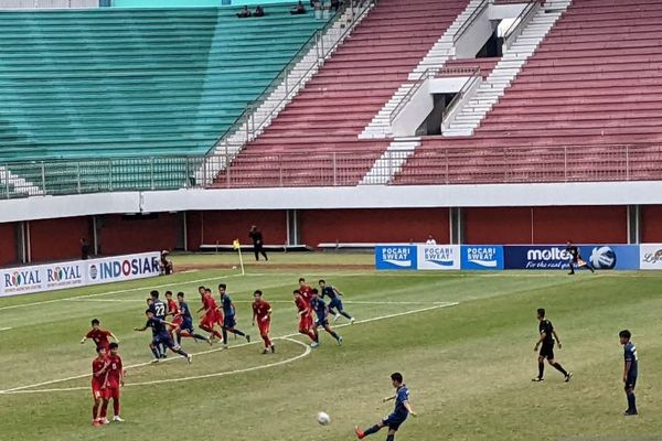 Pemain Timnas U-16 Thailand (biru-biru) melakukan tendangan bebas pada laga semifinal Piala AFF U-16 2022 kontra Vietnam di Stadion Maguwoharjo, Sleman, DIY, Rabu (10/8/2022). Vietnam memenangkan pertandingan itu dengan skor 2-0 yang membuat mereka ke final turnamen. (Antara/Michael Siahaan)