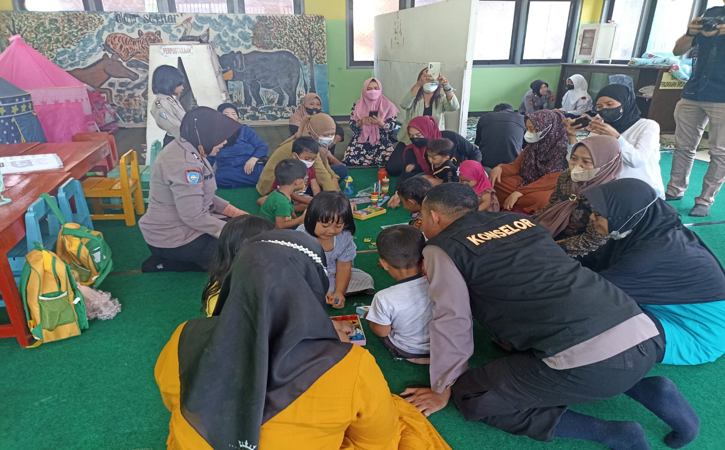 Konselor Polres Sukoharjo bersama Polwan memberikan trauma healing di TK Kemala Bhayangkari 93, Senin (26/9/2022) usai adanya ledakan di Asrama Polisi Brimob Arumbara Jl Larasati No AA 12, Desa Telukan, Grogol, Sukoharjo, Minggu (25/9/2022). (Solopos.com/Magdalena Naviriana Putri).