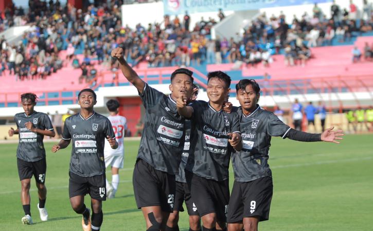 Para pemain Persebi Boyolali saat rayakan gol ke gawang PSIK Klaten di Stadion Kebogiro, Cepogo, Boyolali. Minggu (25/09/2022). (Istimewa/Boyolali.go.id).