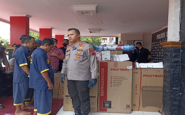 Kapolres Sukoharjo AKBP Wahyu Nugroho Setyawan (kanan) saat menunjukkan barang bukti kasus pencurian dalam ungkap kasus di Mapolres Sukoharjo, Kamis (29/9/2022). (Solopos.com/Magdalena Naviriana Putri).
