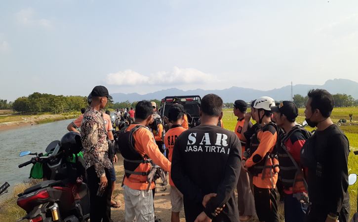 Tim SAR saat pencarian warga Krebet, Masaran, Sragen, yang terseret arus sungai sejauh 400 meter di Desa Ngrombot, Kecamatan Nguter, Sukoharjo, Kamis (29/9/2022). (Solopos.com/Tiara Surya Madani).