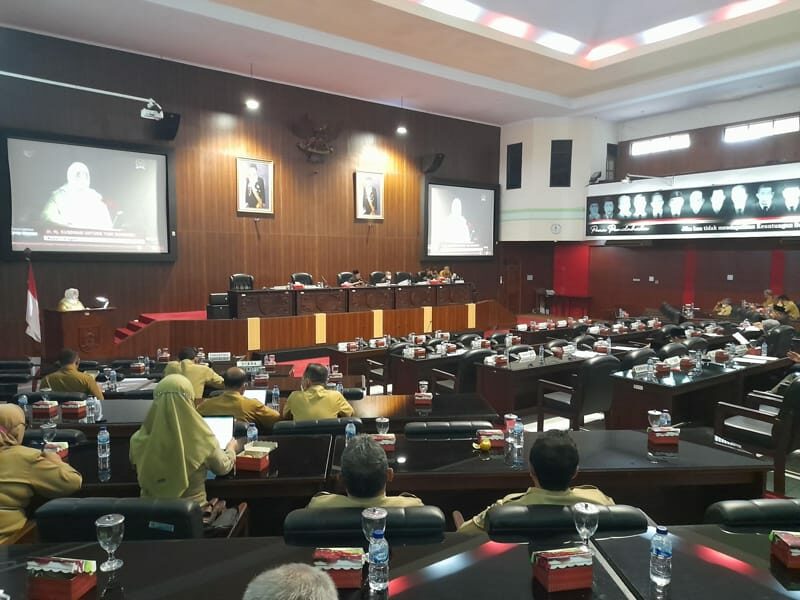 Para legislator dan pimpinan OPD mengikuti rapat paripurna di DPRD Sragen tentang penyampaian pengantar nota keuangan RAPBD 2023, Senin (19/9/2022) lalu (Solopos.com/Tri Rahayu)