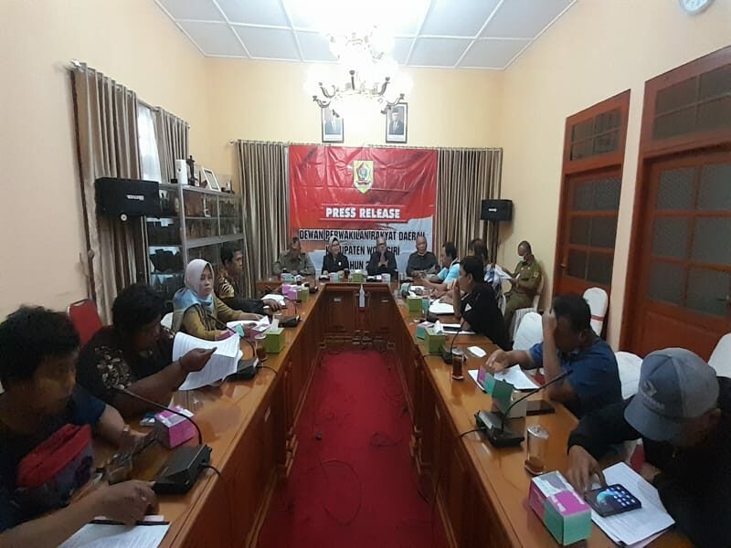 Pimpinan DPRD berbincang dengan wartawan pada Press Release Laporan Kinerja DPRD Wonogiri Juni-Agustus 2022 di ruang rapat Sekretaris Dewan DPRD Wonogiri, Senin (19/9/2022). (Solopos.com/Muhammad Diky Praditia)