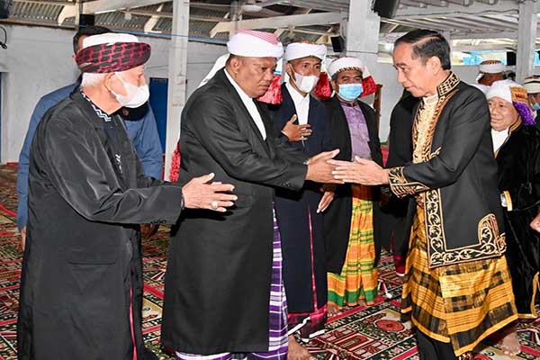 Presiden Jokowi berjat tangan dengan kerabat Keraton Kesultanan Buton seusai upacara pemberian gelar kehormatan, Selasa (27/9/2022). (Istimewa/Biro Pers Setpres/Laily Rachev)