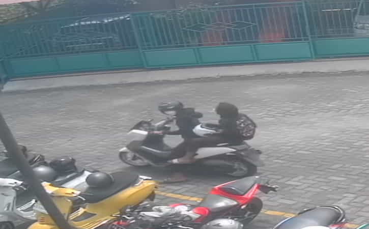 Dua orang berboncengan sepeda motor diduga pelaku pencurian dua helm di Masjid Agung Al Aqsha Klaten, Jumat (30/9/2022) siang. (Istimewa/Tangkapan layar rekaman kamera CCTV).