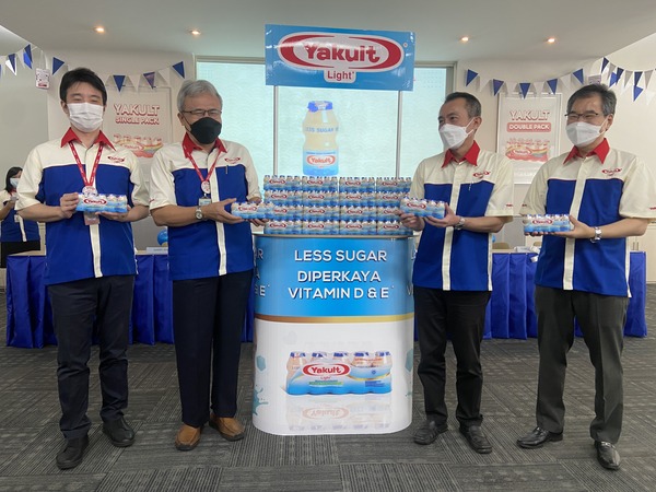 (Dari kiri ke kanan) Director Marketing PT Yakult Indonesia Persada, Ryojiro Tawara, Senior Director MCC Antonius Nababan, President Director Hiroshi Kawaguchi, dan Director Factory Yoshiharu Suzuki saat peluncuran Yakult Light di di Pabrik Yakult Mojokerto, Jumat (23/9/2022). (Solopos/Mariyana Ricky P.D.)