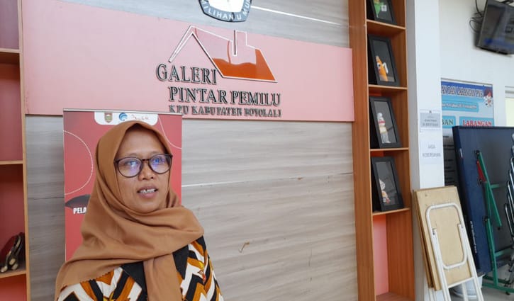 Ketua Divisi Teknis Penyelenggaraan KPU Boyolali, Siti Ulfah, saat berada di kantornya, Rabu (28/9/2022). Ia menjelaskan pada klarifikasi tahap kedua ada 14 orang warga yang merasa tidak menjadi anggota Parpol tapi tercantum di Sipol, di antaranya guru honorer dan PPPK. (Solopos/Ni’matul Faizah)