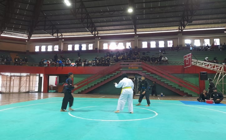 Pelaksanaan Kejurkab Pencak Silat Wonogiri di GOR Giri Mandala, Senin (12/9/2022). (Solopos.com/Luthfi Shobri M.)