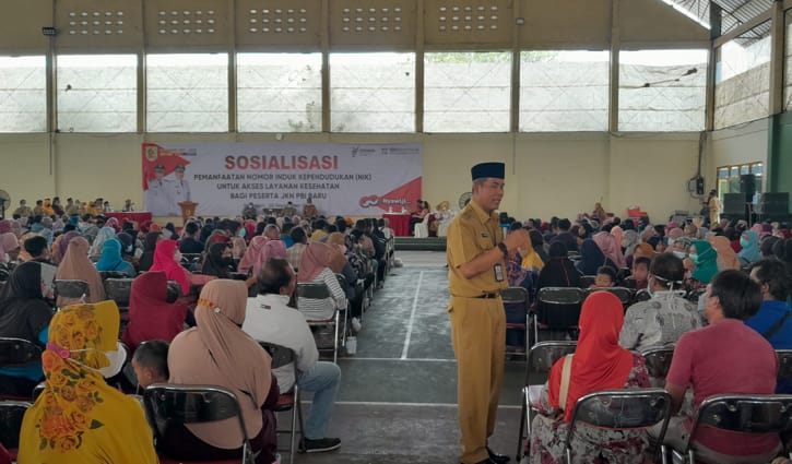 Bupati Wonogiri, Joko Sutopo, menghampiri peserta baru PBI BPJS di GOR Giri Mandala Wonogiri, Selasa (20/9/2022). Peserta baru PBI BPJS sebanyak 42.444 jiwa. Total peserta PBI BPJS di Wonogiri sebanyak 489.799 jiwa. (Solopos.com/Muhammad Diky Praditia)