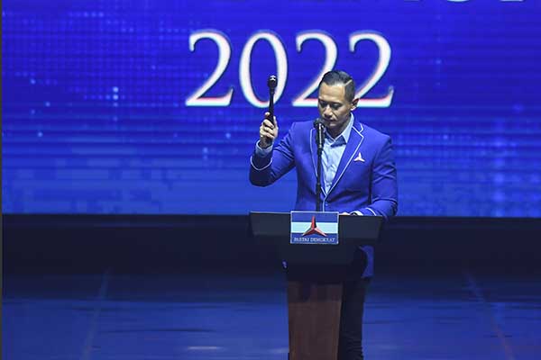 Ketua Umum Partai Demokrat Agus Harimurti Yudhoyono mengetuk palu saat membuka Rapat Pimpinan Nasional (Rapimnas) Partai Demokrat 2022 di Balai Sidang Jakarta Convention Center (JCC), Jakarta, Kamis (15/9/2022). Rapimnas Partai Demokrat itu akan membahas isu-isu nasional seperti kenaikan harga BBM serta strategi pada Pemilu 2024 seperti rencana koalisi partai dan pengusungan calon presiden (capres) dari Partai Demokrat. ANTARA FOTO/Hafidz Mubarak A/rwa.
