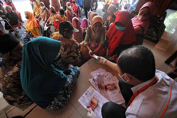 Petugas dari PT Pos Indonesia mendatangi sejumlah lansia saat pembagian BLT BBM di Kantor Kecamatan Pasar Kliwon, Solo, Senin (12/9/2022). Jika menemukan penyimpangan, masyarakat bisa melaporkan ke hotline Kemensos 08111022210. (Solopos/Nicolous Irawan)
