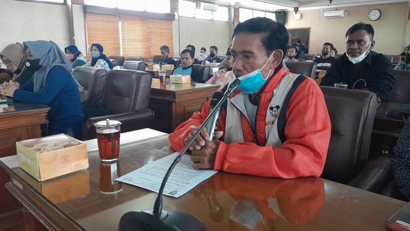 Puluhan PKL TSTJ Solo beraudiensi dengan wakil rakyat untuk menyampaikan aspirasi mereka yang hendak dipindah ke pasar tradisional. Audiensi berlangsung di Gedung DPRD Solo, Jumat (30/9/2022). (Solopos/Kurniawan)