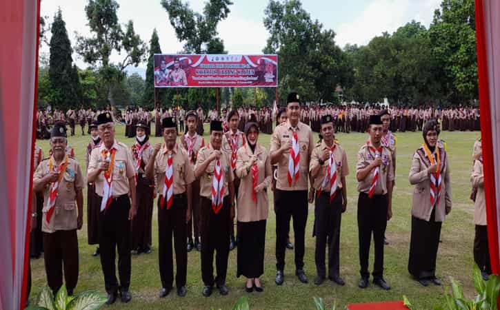 Bupati Klaten, Sri Mulyani, berfoto bersama dengan peserta upacara HUT ke-61 di Lapangan Dodiklatpur Rindam IV Diponegoro di Desa Danguran, Kecamatan Klaten Selatan, Rabu (28/9/2022). (Istimewa/Pemkab Klaten)