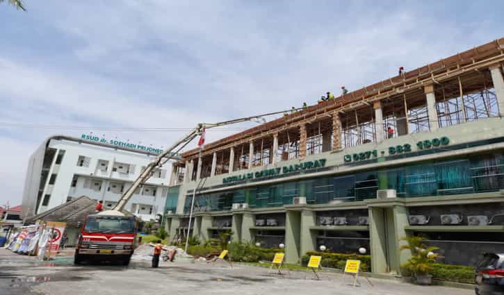 Para pekerja melakukan proses pengecoran lantai atap lantai III di RSUD Sragen, Kamis (29/9/2022). (Solopos.com/Tri Rahayu)