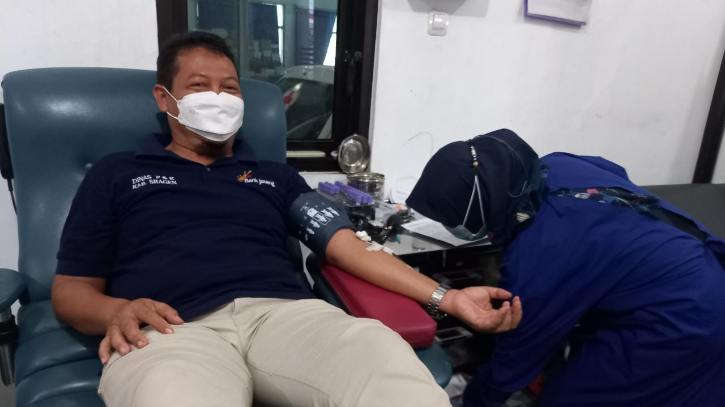 Petugas PMI Sragen tengah melayani pendonor darah di kantor PMI setempat. (Istimewa/PMI Sragen)
