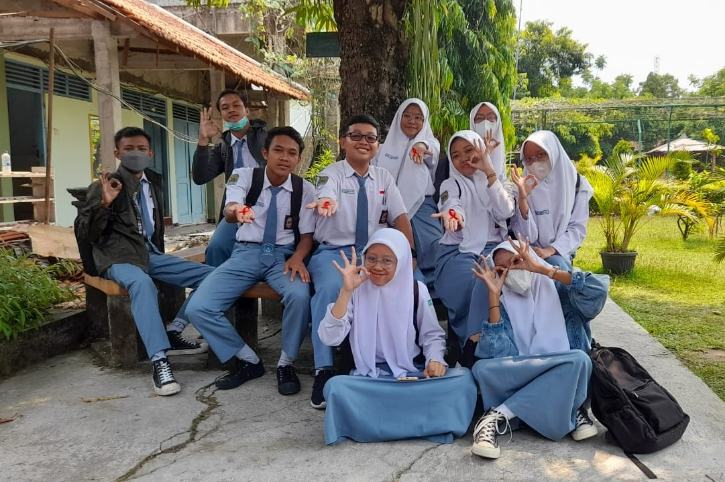 Duta GenRe Putra Sragen 2022, Muhammad Gani Restu Prananda Putra (tengah berkacamata), melakukan sosialisasi kepada siswa SMAN 1 Gemolong. (istimewa/Dokumentasi Muhammad Gani Restu Prananda Putra).