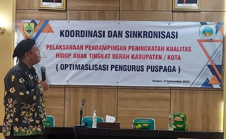 Aktivis Yayasan Setara Semarang, Yuli Sulistyanto, memberi penjelasan tentang penguatan keluarga kepada para anggota Puspaga Sragen di Aula Opsroom Sekretariat Daerah (Setda) Sragen, Selasa (13/9/2022). (Istimewa/Diah Nursari)