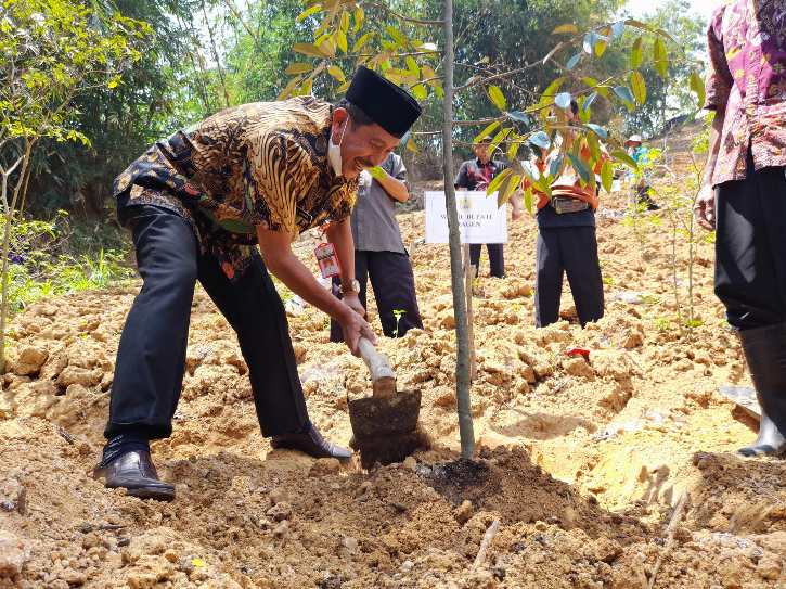 Wakil Bupati Sragen Suroto menanam pohon durian di lahan milik petani di wilayah Desa Sukorejo, Kecamatan Sambirejo, Sragen, Kamis (15/9/2022). (Solopos.com/Tri Rahayu)
