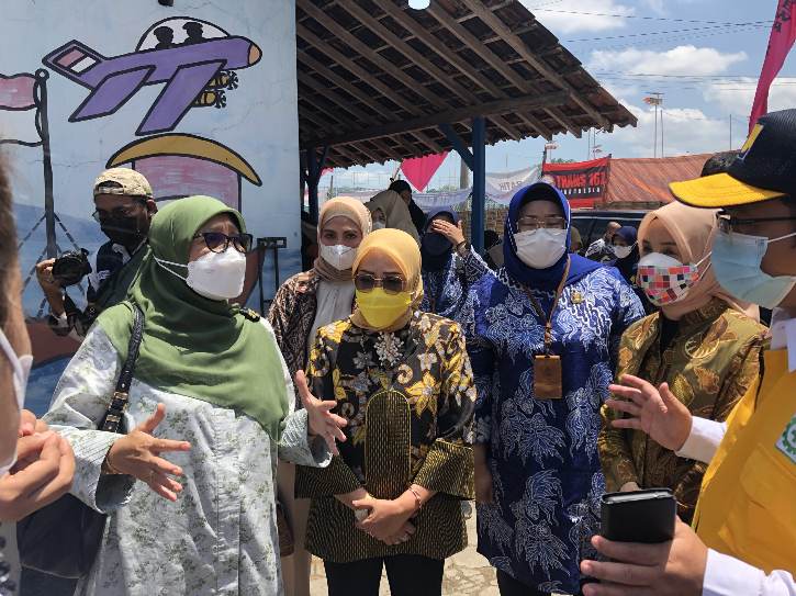 Istri para menteri yang tergabung dalam Organisasi Aksi Solidaritas Era Kabinet Indonesia Maju (OASE KIM) untuk meninjau pembangunan program Cuci Tangan Pakai Sabun (CTPS) di Desa Kliwonan, Kecamatan Masaran, Kabupaten Sragen pada Kamis (15/9/2022). (Solopos.com/Galih Aprilia Wibowo)