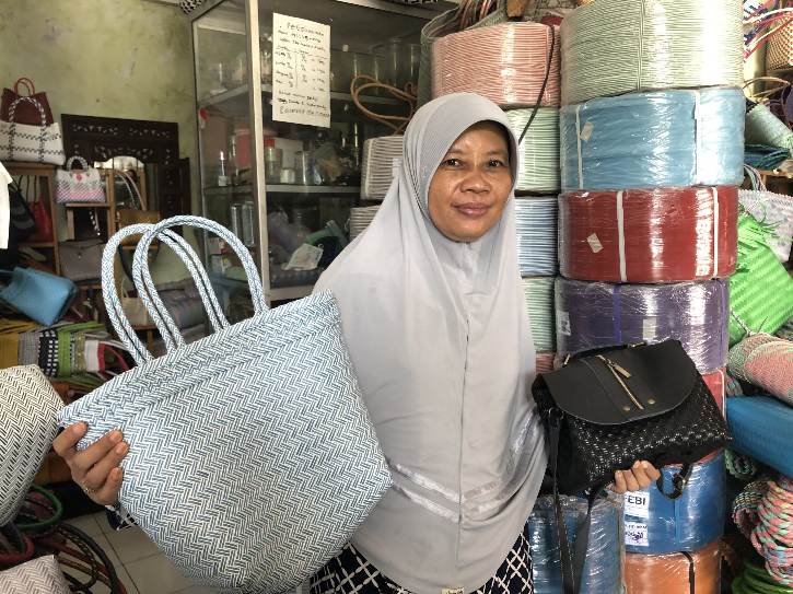 Nur Handayani menunjukkan tas kreasinya di tempat produksi di Desa Sepat, Kecamatan Masaran, Kabupaten Sragen pada Jumat (16/9/2022). (Solopos.com/Galih Aprilia Wibowo)