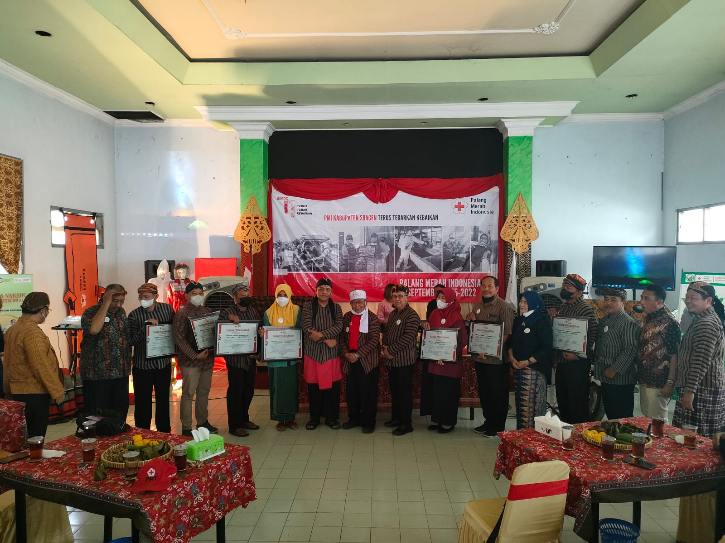 Perwakilan 13 kecamatan menunjukkan piagam penghargaan dari PMI Sragen, Sabtu (17/9/2022). (Istimewa/PMI Sragen)