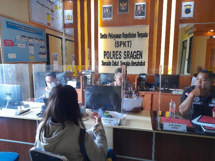 Seorang mahasiswa mengadukan kasus dugaan penipuan pinjaman online yang membuat uang tabungannya Rp14 juta hilang, ke SPKT Polres Sragen, Selasa (20/9/2022). (Solopos.com/Tri Rahayu)