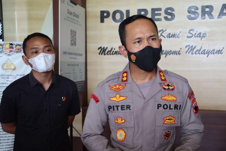 Kapolres Sragen AKBP Piter Yanottama (kanan) memberikan keterangan kepada wartawan saat jumpa pers Sragen di Aula Hotel Front One Sragen, Rabu (21/9/2022). (Istimewa/Polres Sragen)
